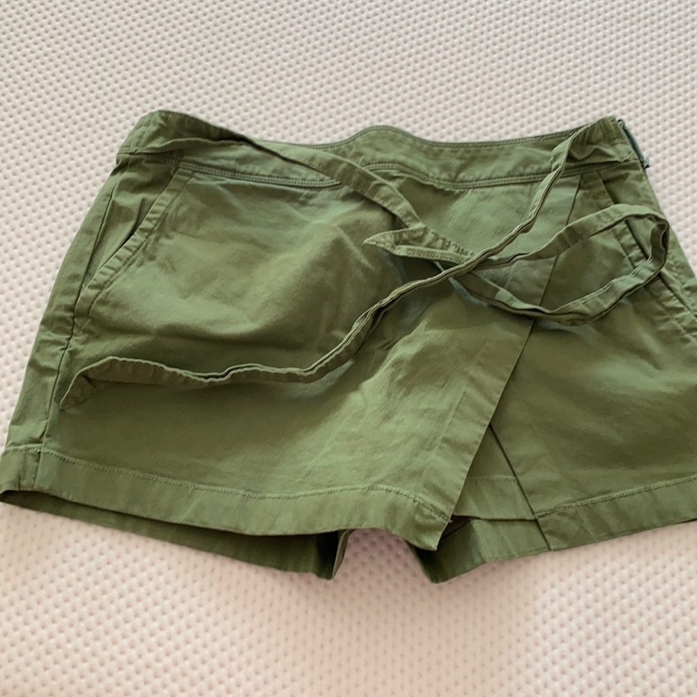 Green vineyard vines skort